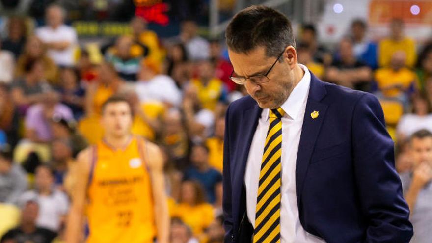 Pedro Martínez mira al suelo del Gran Canaria Arena, en un partido de la temporada pasada.