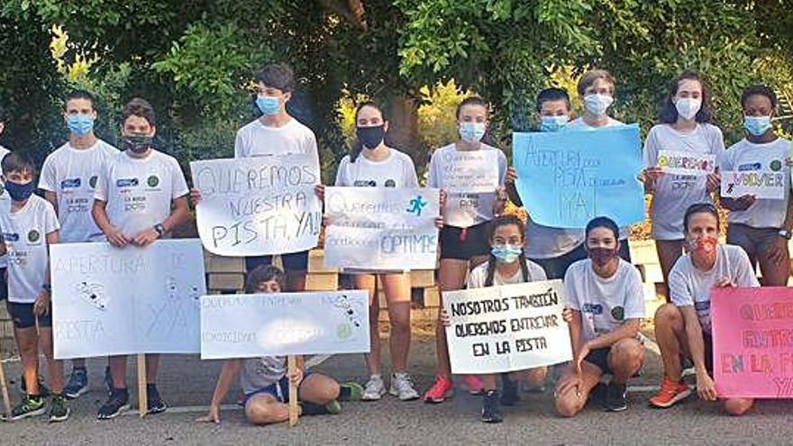 Los juveniles del CA Murcia protestan por no poder entrenar en Monte Romero