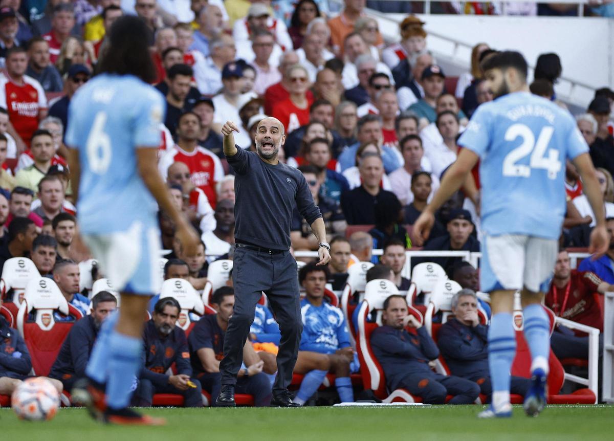Guardiola da instrucciones a sus jugadores en el partido ante el Arsenal.