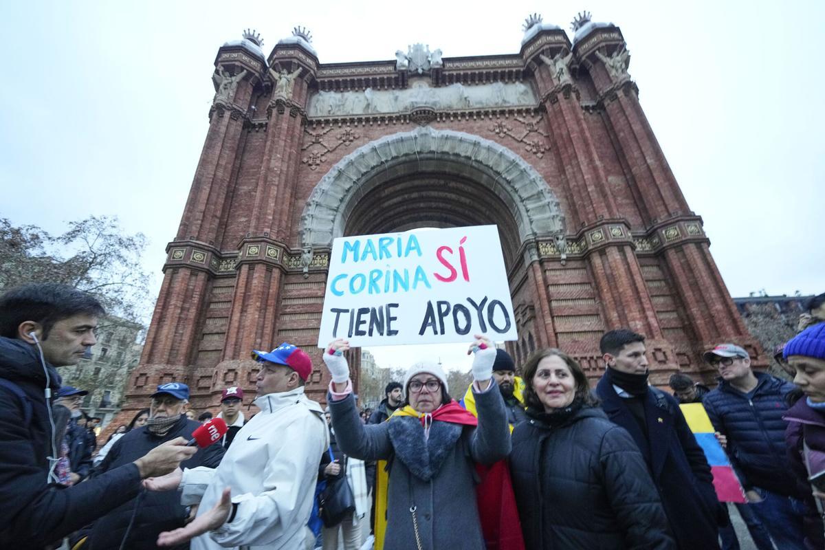 Concentración de la comunidad de Venezuela en Barcelona tras el ataque militar de EE.UU y la detención del presidente venezolano, Nicolás Maduro, y su mujer, Cilia Flores. EFE/ Alejandro García
