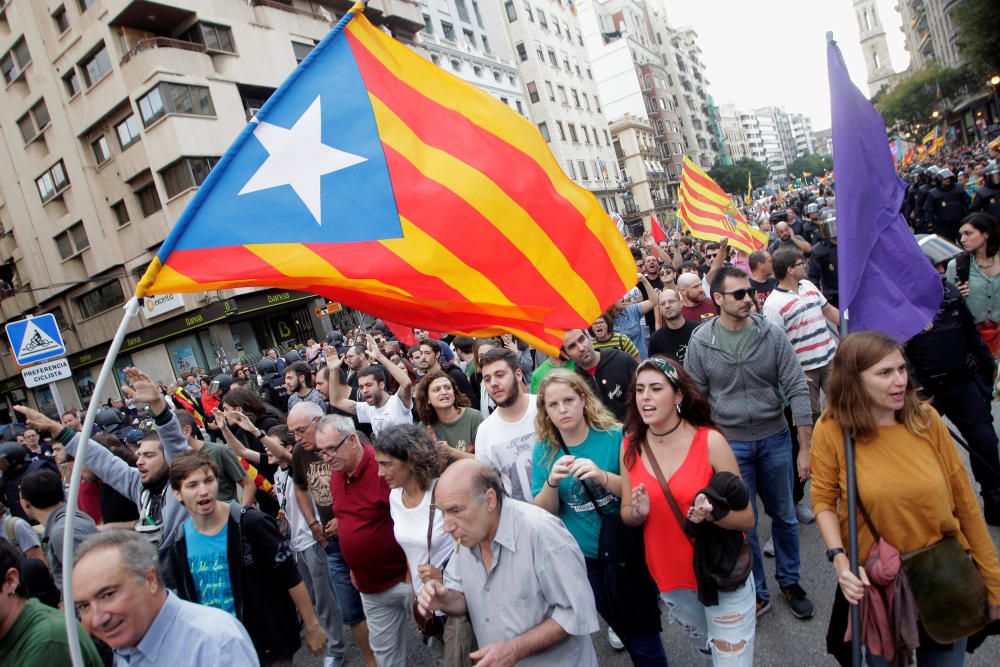 Una protesta ultra revienta la manifestación del Nou d'Octubre en València