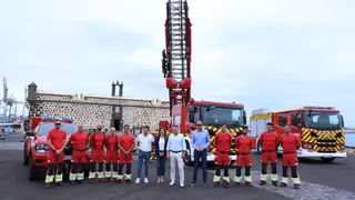 Los bomberos de Lanzarote estrenan un camión autoescala para acceder a 32 metros de altura y calles estrechas