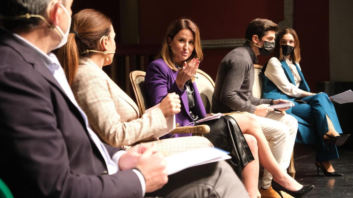 Los ponentes de la cuarta mesa de trabajo durante la intervención de Esther Guilabert (en el centro).