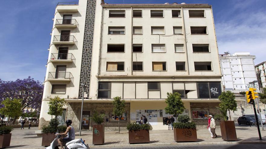 Vista exterior de los antiguos cines Astoria y Victoria de la ciudad de Málaga.