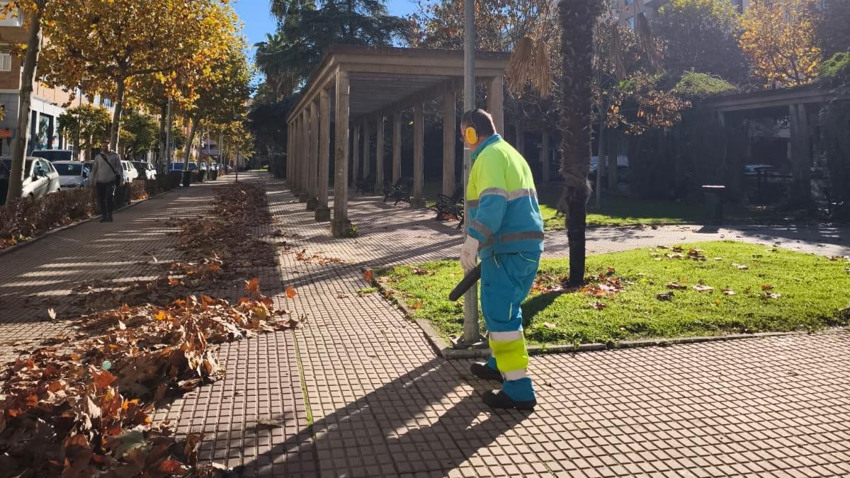 Operario con una sopladora en Cáceres.
