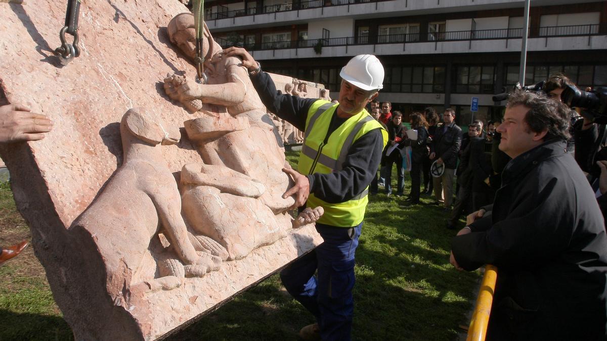 Jordi Hereu, en la fila 0 del teatral desmontaje del monumento a José Antonio que hasta 2009 Barcelona padeció en la avenida de Josep Tarradellas.