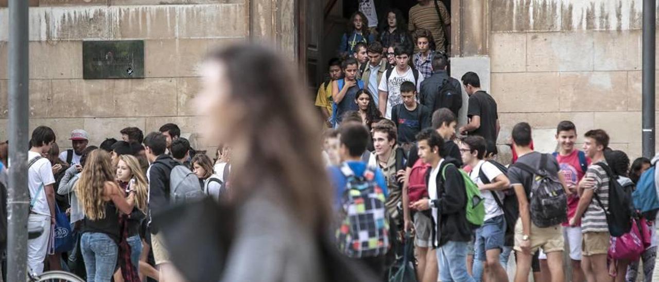 Alumnos de un instituto de Palma a la salida de clase.