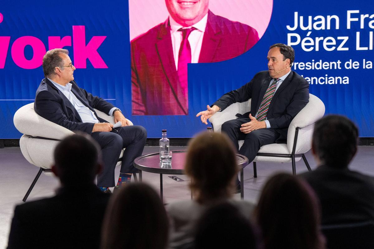 Barcelona. 14/06/2026 Política. Afterwork en Casa Seat con Juanfran Pérez Llorca, presidente de la Comunitat Valenciana, y Albert Sáez, director de El Periódico, durante un encuentro sobre actualidad política y económica. Foto: Zowy Voeten / El Periódico.