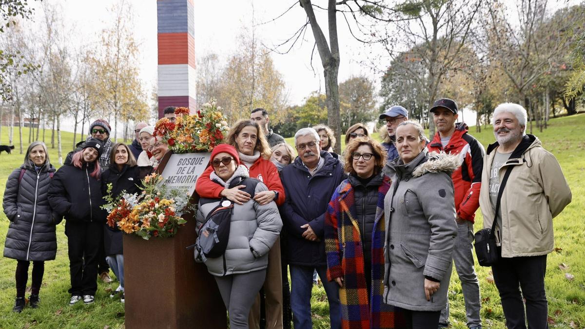 VÍDEO: Así ha sido la ofrenda floral en Gijón por el Día Mundial de la Acción contra el VIH y el Sida