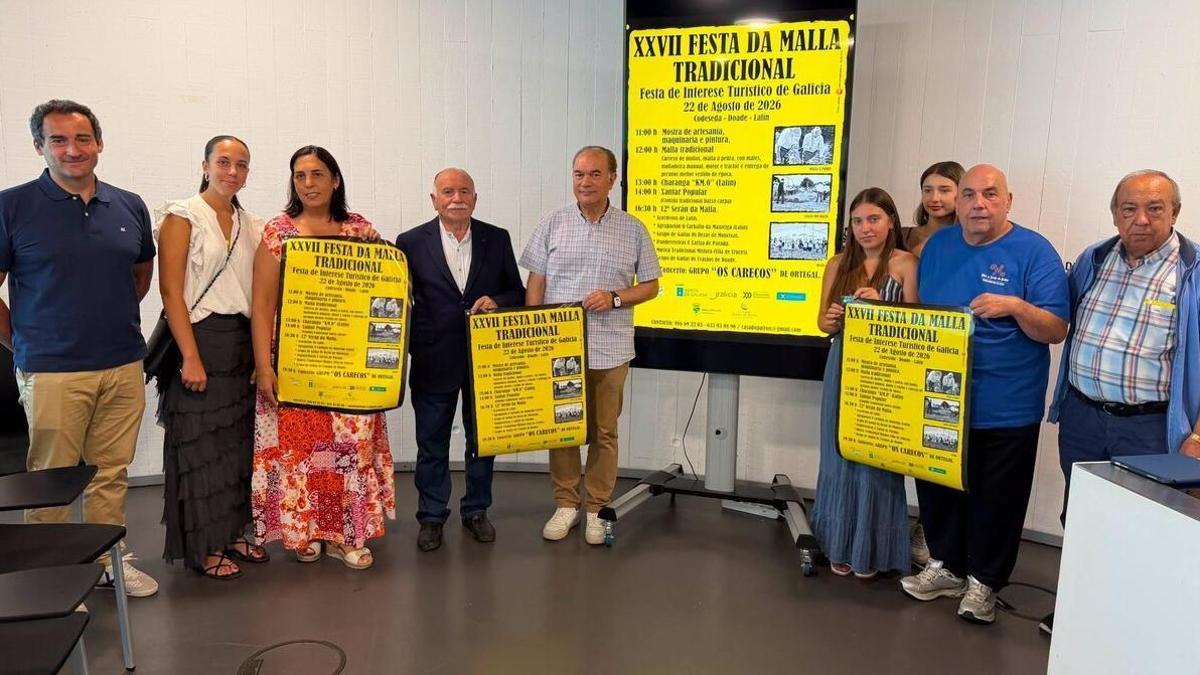 Presentación d ela malla tradicional dedoade y Lalín, con el regidor, quinto por la izquierda, y Manuel Blanco, noveno, más ediles y colaboradores