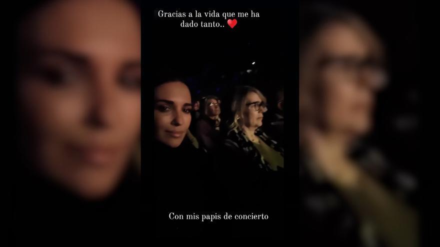 Paula Echevarría disfruta de un concierto con sus padres