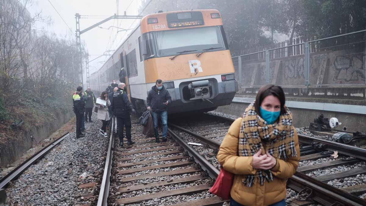 Evacuación de un tren de la R3 en Montcada i Reixach