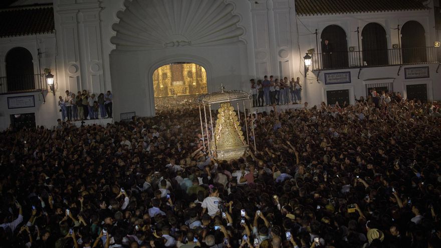 La Virgen del Rocío vuela sobre la gente entre vivas y palmas