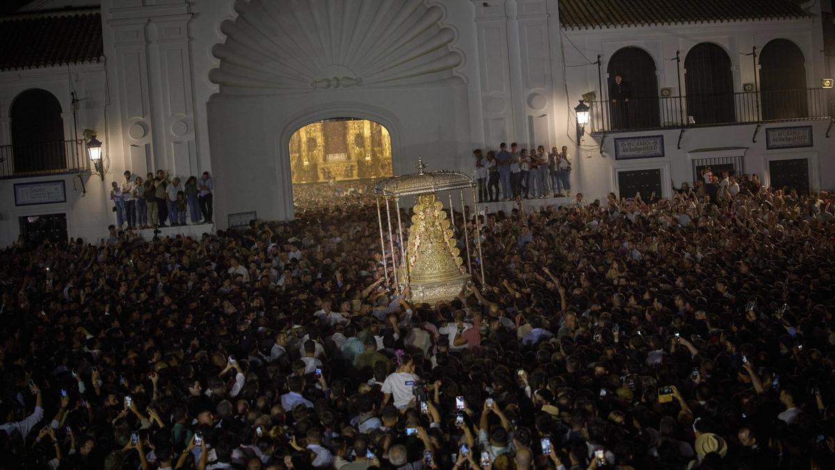 La Virgen del Rocío sale de su ermita para comenzar la procesión, esta pasada madrugada, en Almonte.