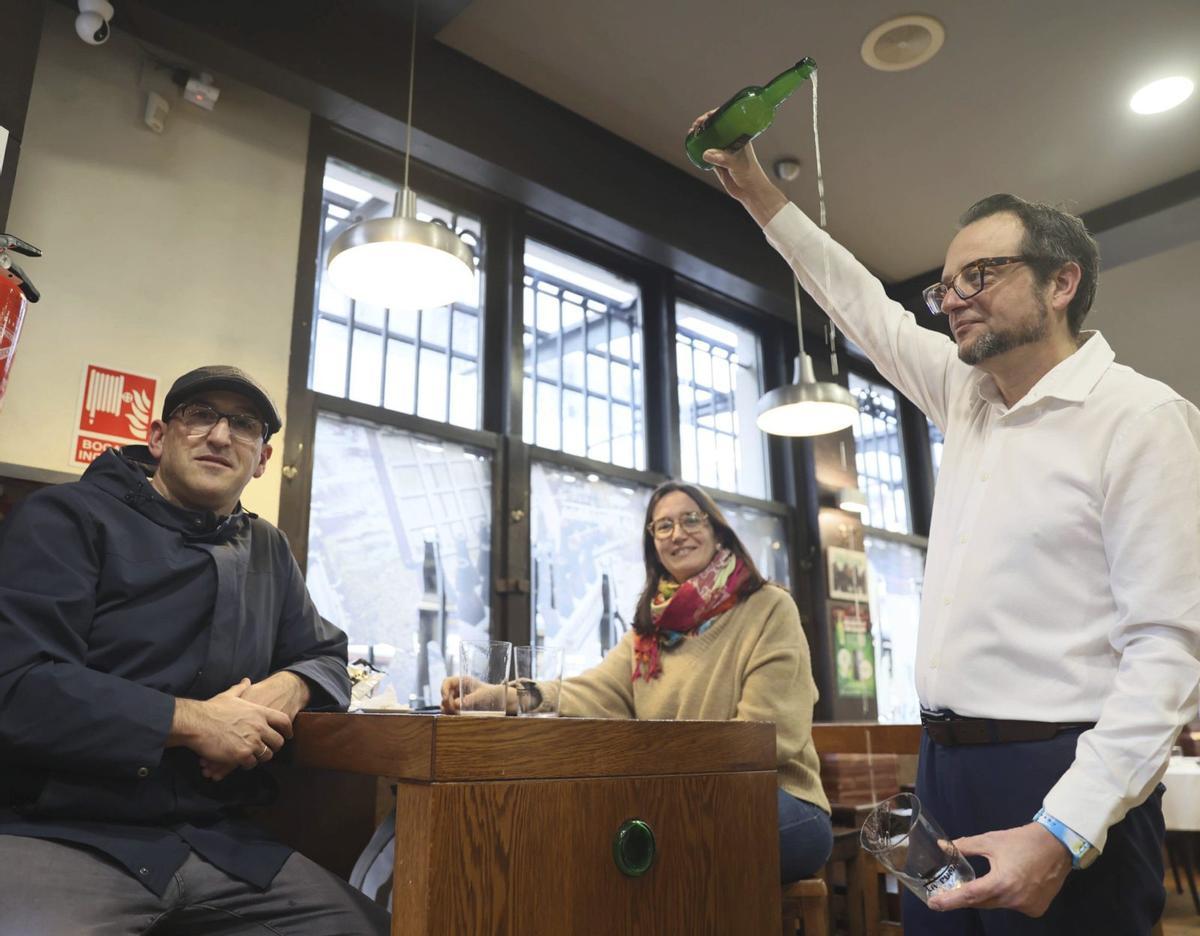 Un escanciador, echando sidra  para los clientes, ayer, en la sidrería La Pumarada de la calle Gascona (Oviedo). | MARIO CANTELI