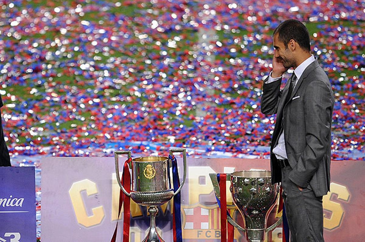 Pep Guardiola emocionat pel títol de Lliga en el partit del Barça contra l’Osasuna.
