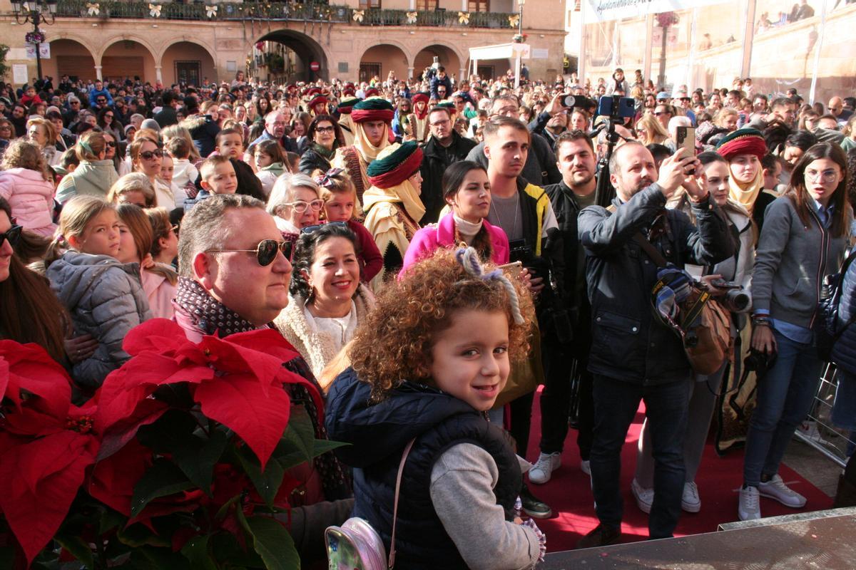 La Plaza de España estaba abarrotada de pequeños que esperaban para acercarse hasta Sus Majestades y dejarles sus peticiones de última hora.