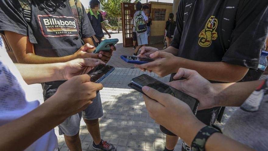 El Ayuntamiento de Elche deja de impartir en los institutos charlas de educación sexual y de acoso al colectivo LGTBI