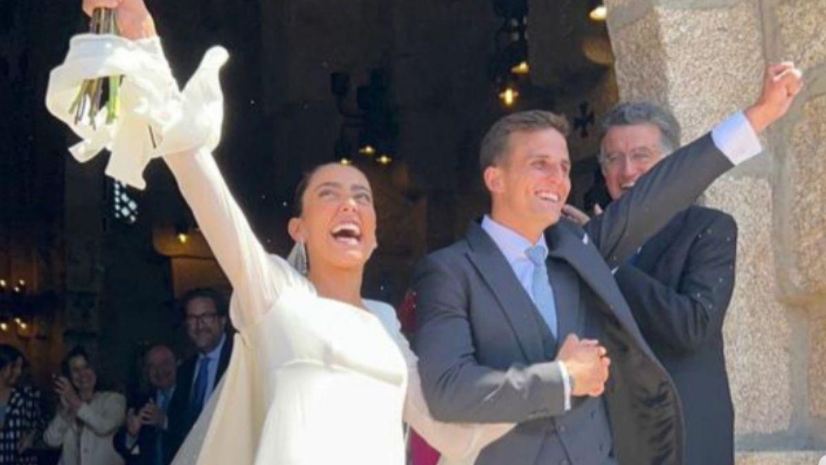 Los novios saliendo del Templo Votivo del Mar