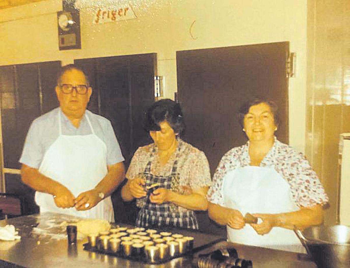 En el obrador de su primera pastelería en la calle Feijoo de Gijón, junto a su marido y con Esther Martínez Balbona entre ambos.