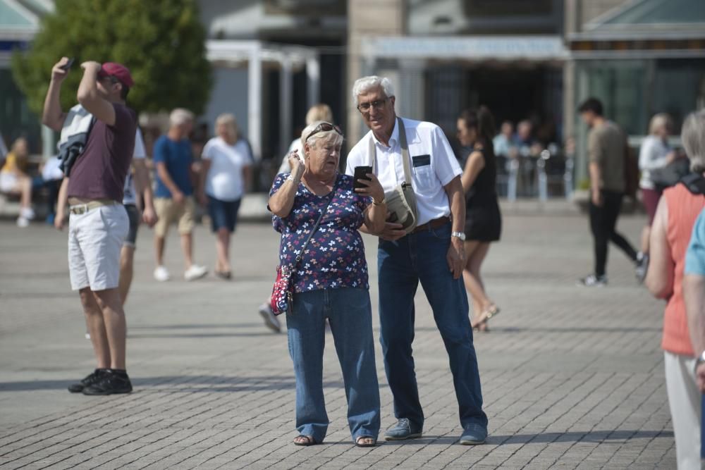 La ciudad registra un nuevo récord de visitantes, entre turistas y tripulación, con el atraque de 'Independence of the Seas', 'Koningsdam' y 'Mein Schiff' en el puerto de A Coruña.