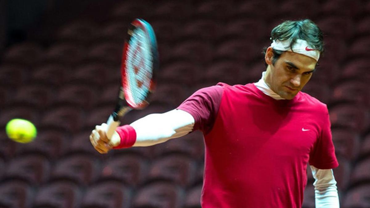 Roger Federer, durante el entrenamiento de este jueves en el Pierre Mauroy Stadium