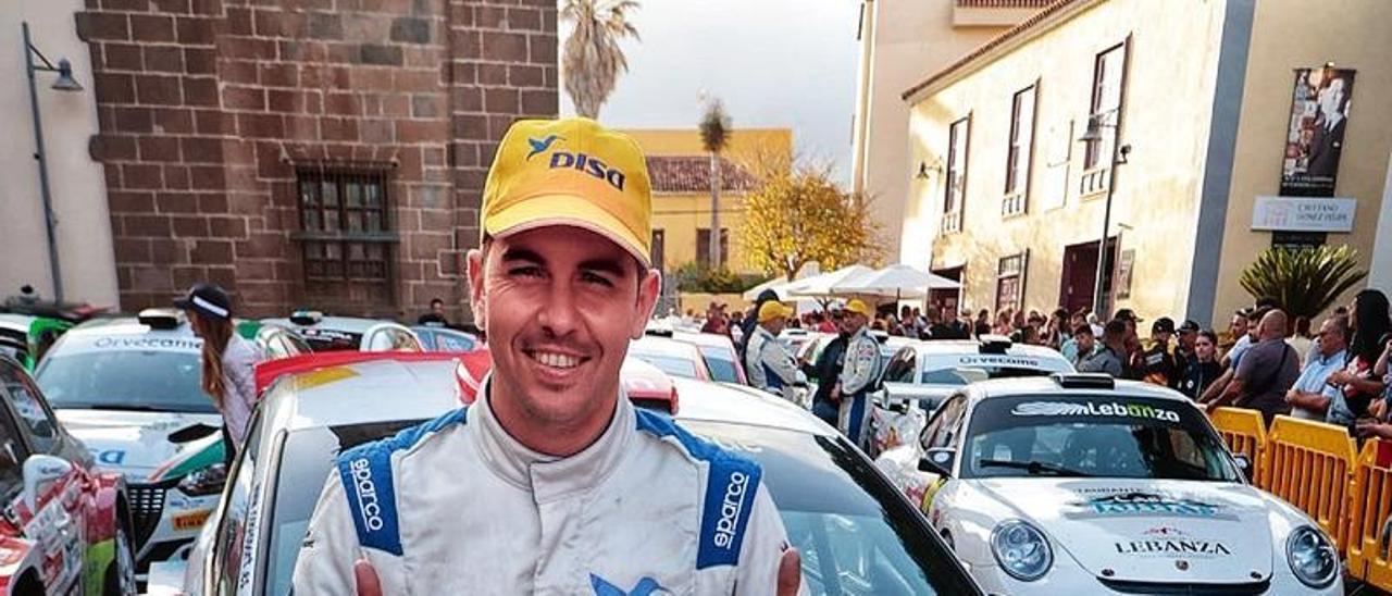 Enrique Cruz, feliz tras conseguir ganar el Rallye Ciudad de La Laguna.