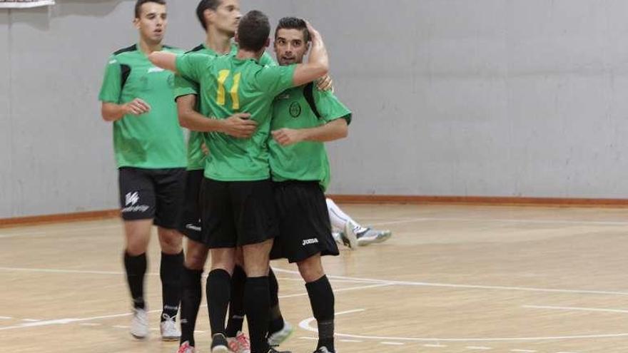 Los jugadores del Mosteiro festejan un gol, en Bembrive. // José Lores