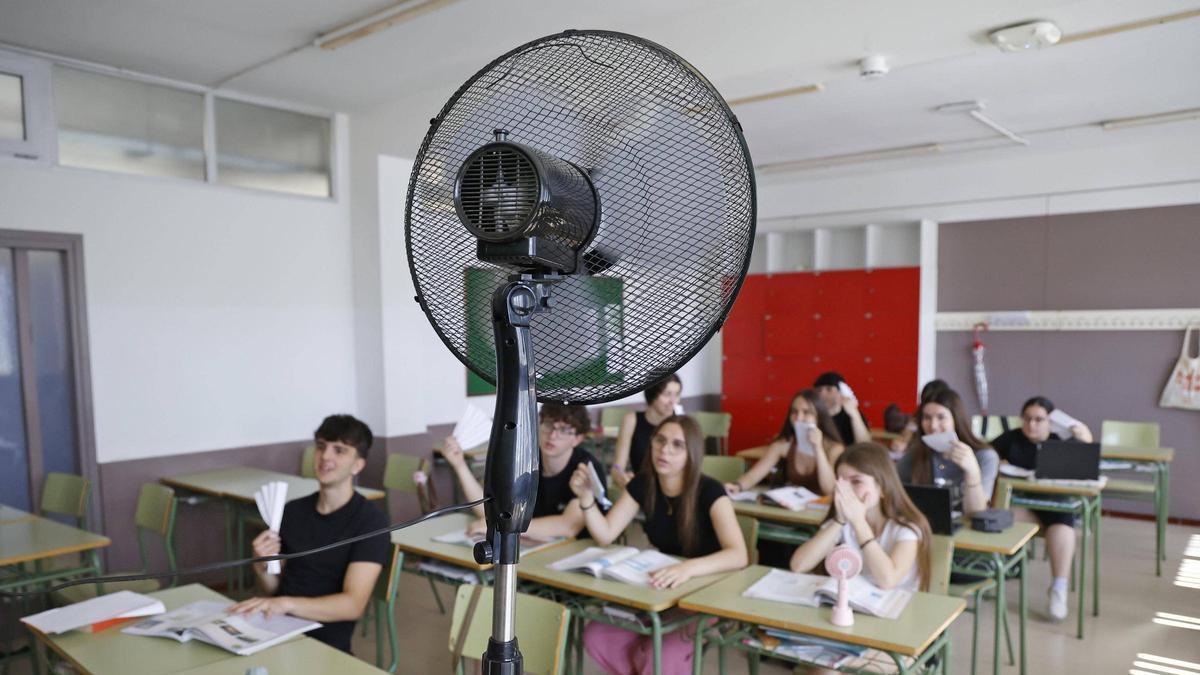 Alumnes de l'institut Santiago Sobrequés de Girona fent front a les altes temperatures, ahir.