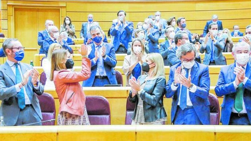 La presidenta del PP de Balears, Marga Prohens, ayer en el Senado aplaudiendo tras la votación.