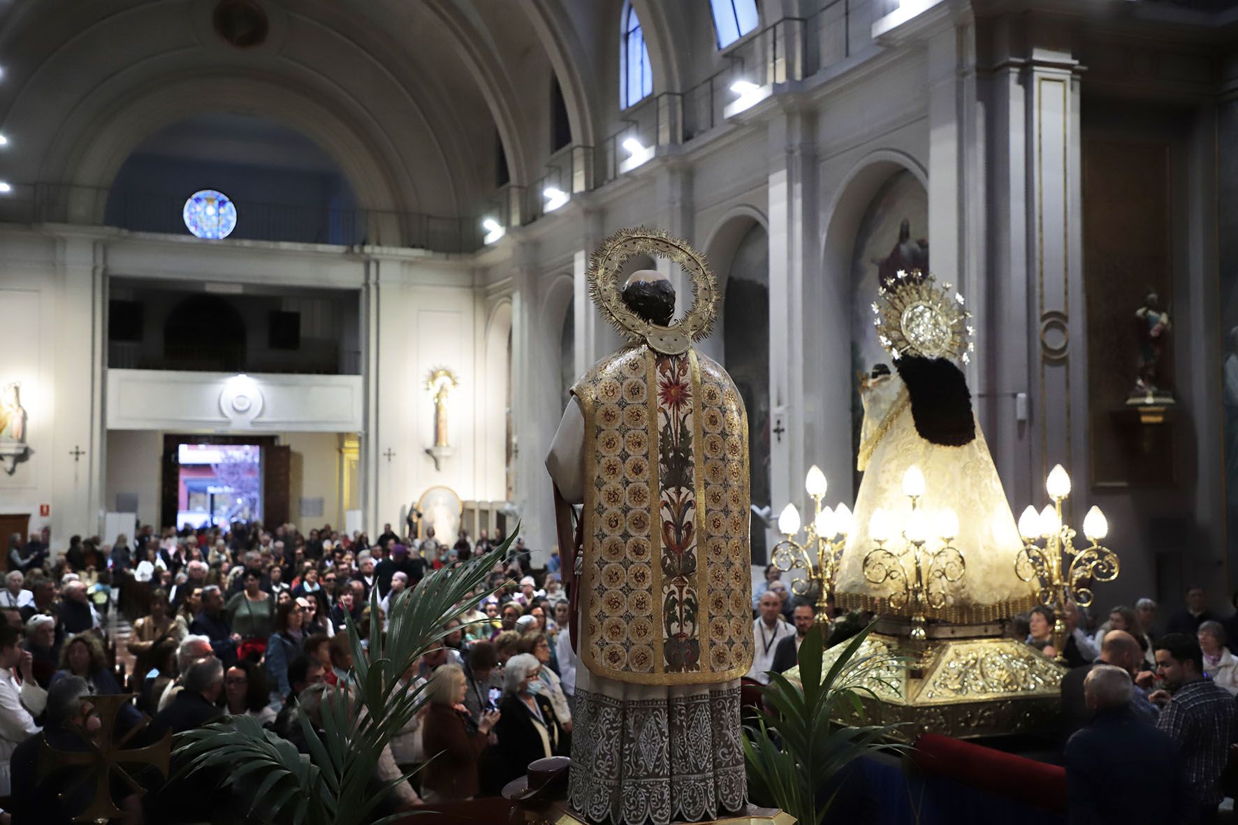 Las fallas de Russafa vibran con la visita de la Peregrina