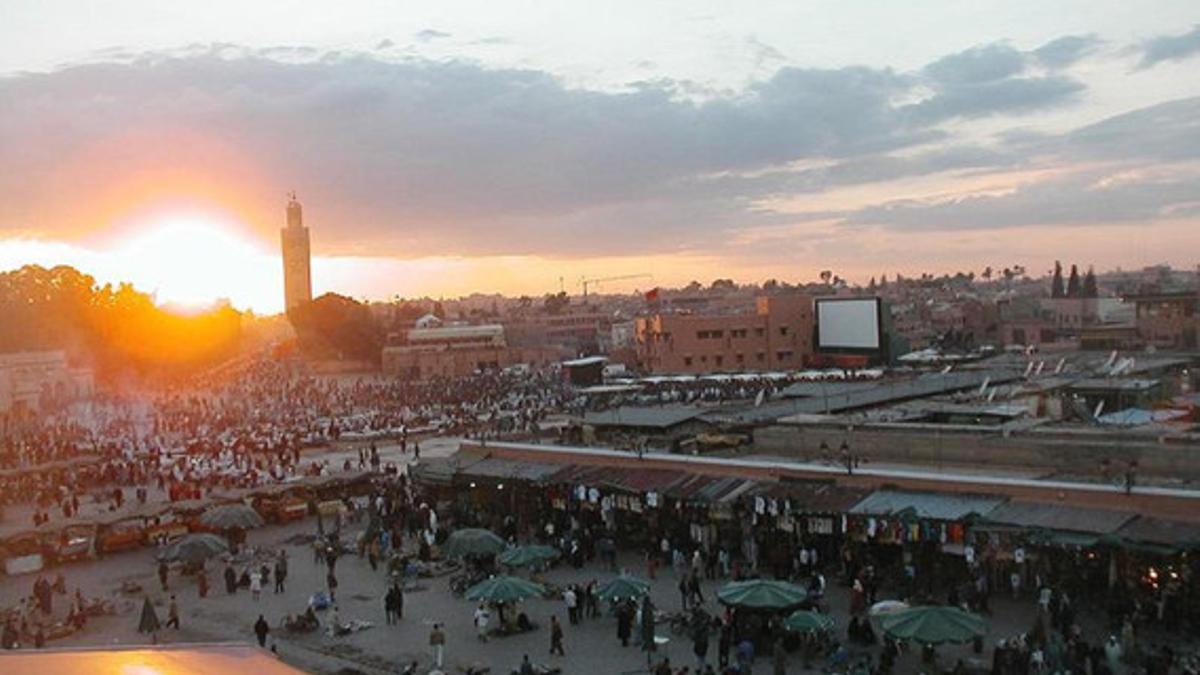 Vista de una plaza de Marrakech.