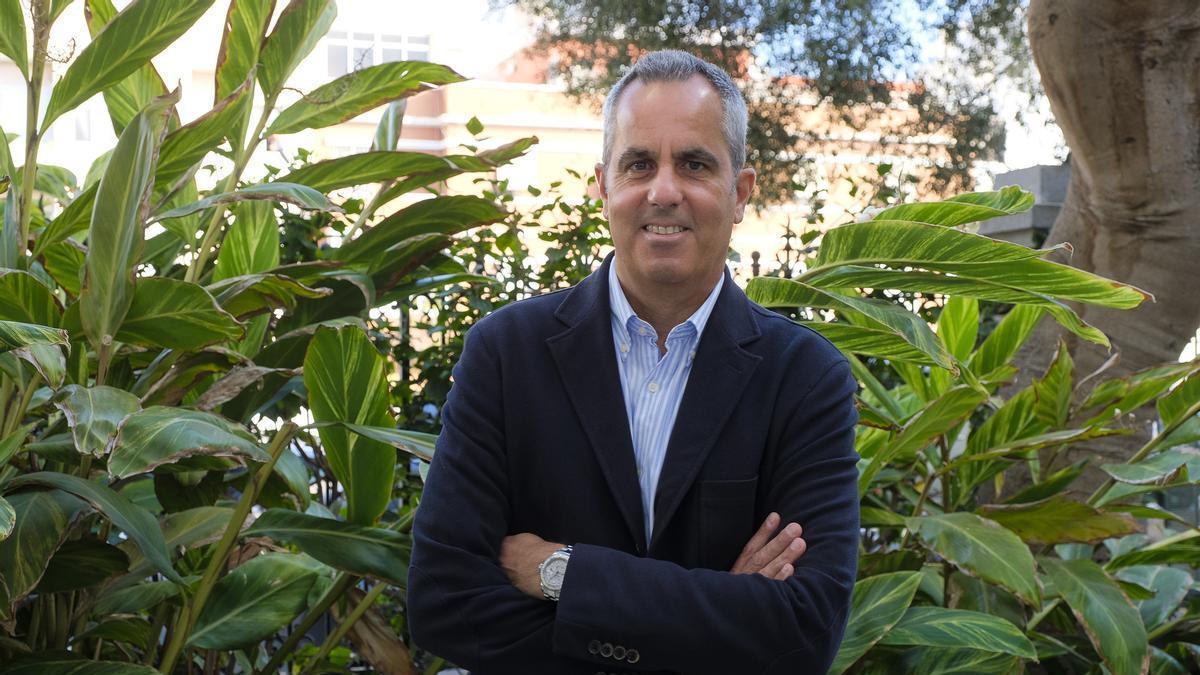 Miguel Jorge Blanco, candidato del PP al Cabildo, en un jardín de Vegueta.