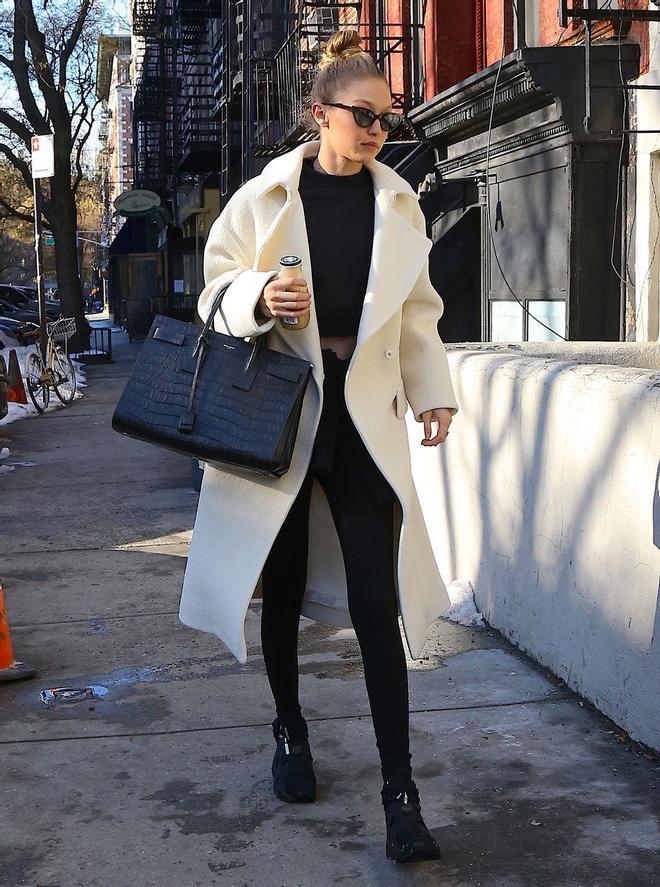 Gigi Hadid con maxi abrigo blanco