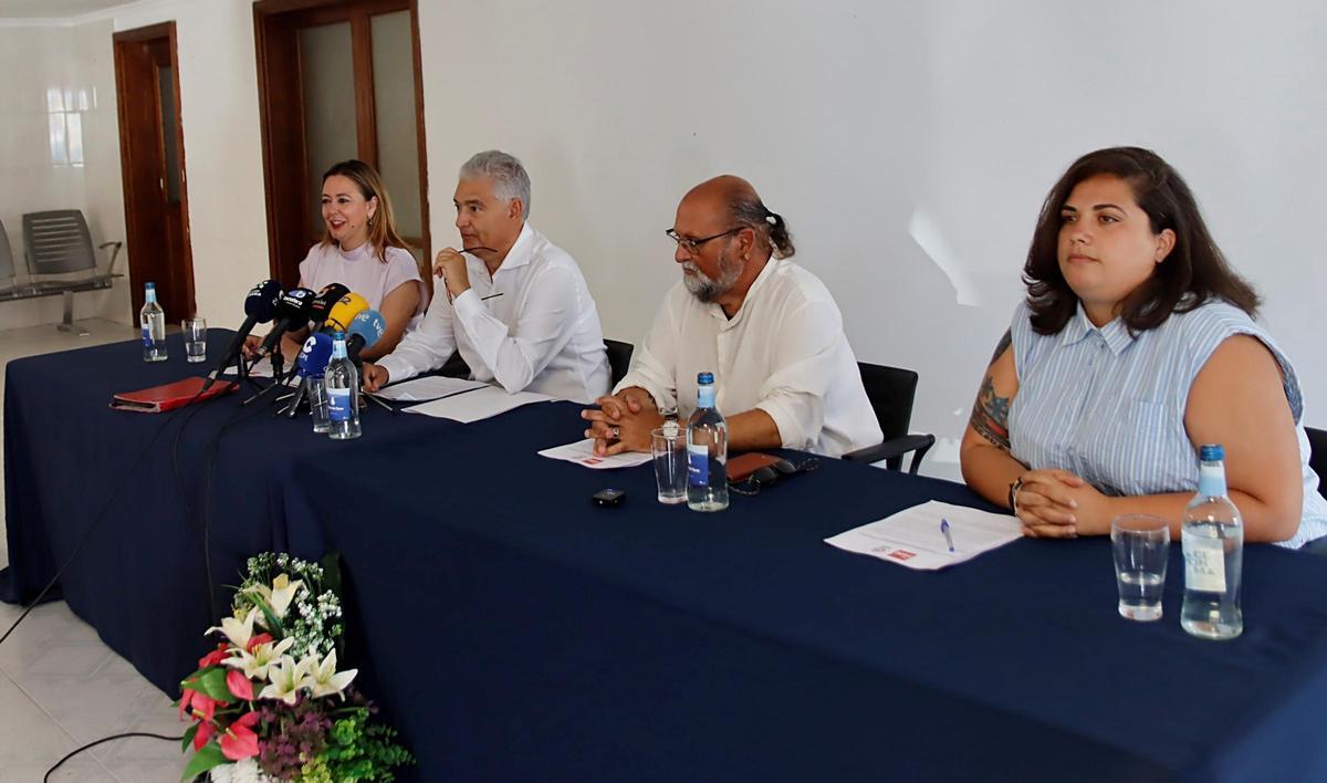 María Dolores Corujo (izquierda), José Juan Cruz Saavedra, Nicolás Saavedra y Yurena Corujo durante la firma el pacto PSOE-Unidas Sí Podemos enTías.