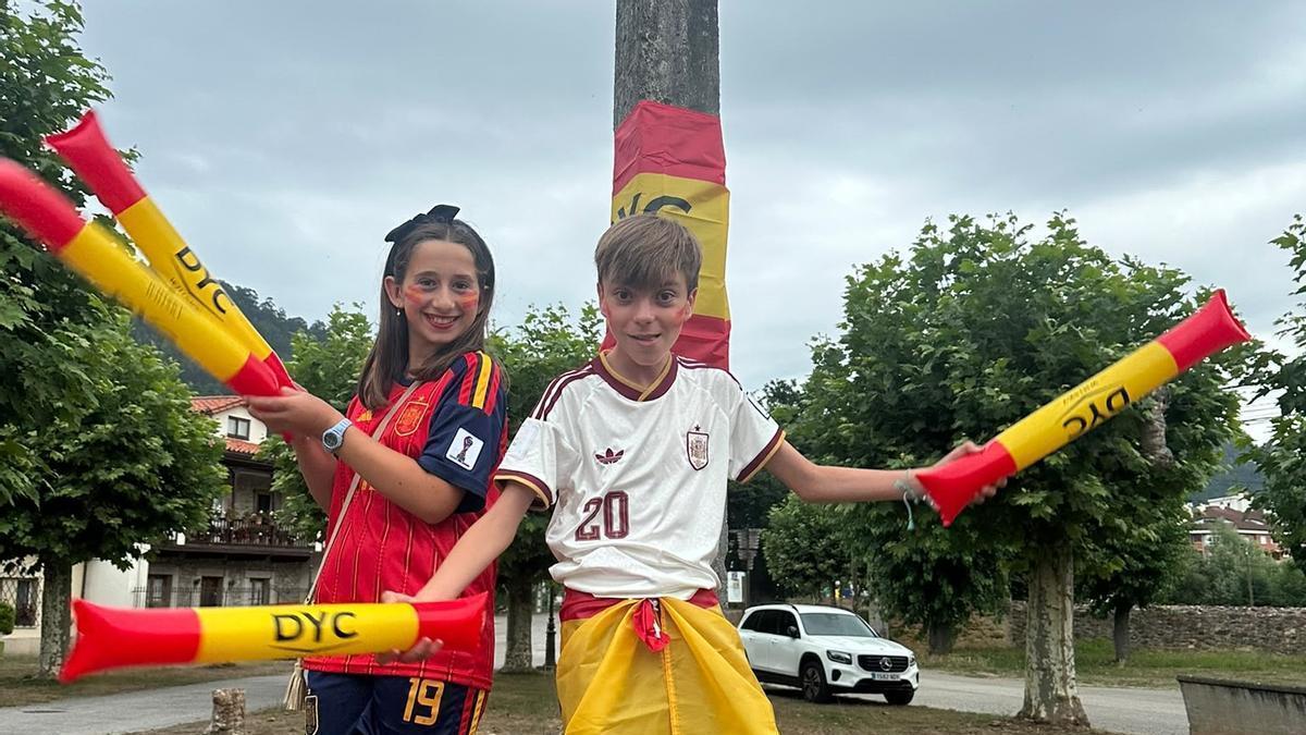 Ángela Rodríguez y Pablo Torrijos luciendo sus camisetas en Cornellana.