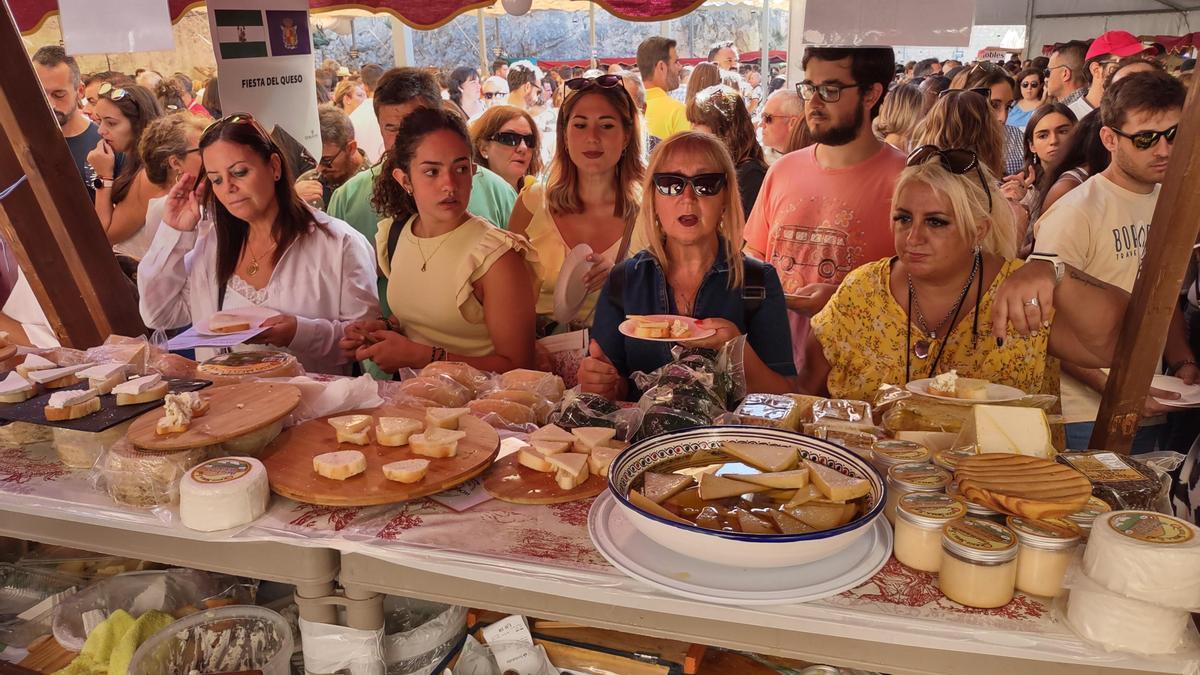 Visitantes, en uno de los expositores de la Fiesta del Queso.