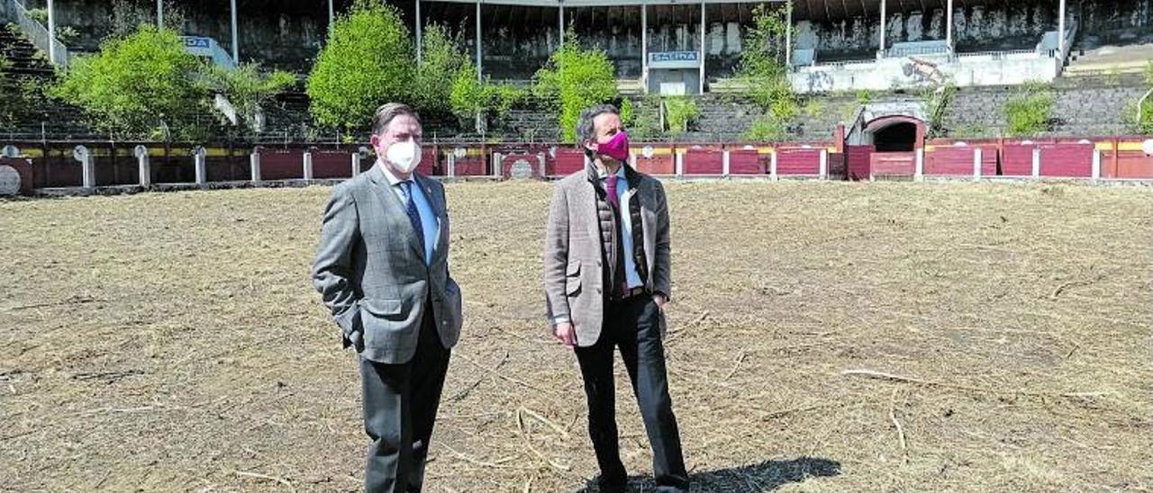 Alfredo Canteli (a la izquierda) y Nacho Cuesta, en su última visita a la plaza de toros. |LNE