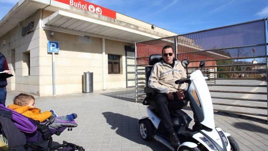 José Santos Simón, ayer, no pudo coger el tren en Buñol por ser discapacitado.
