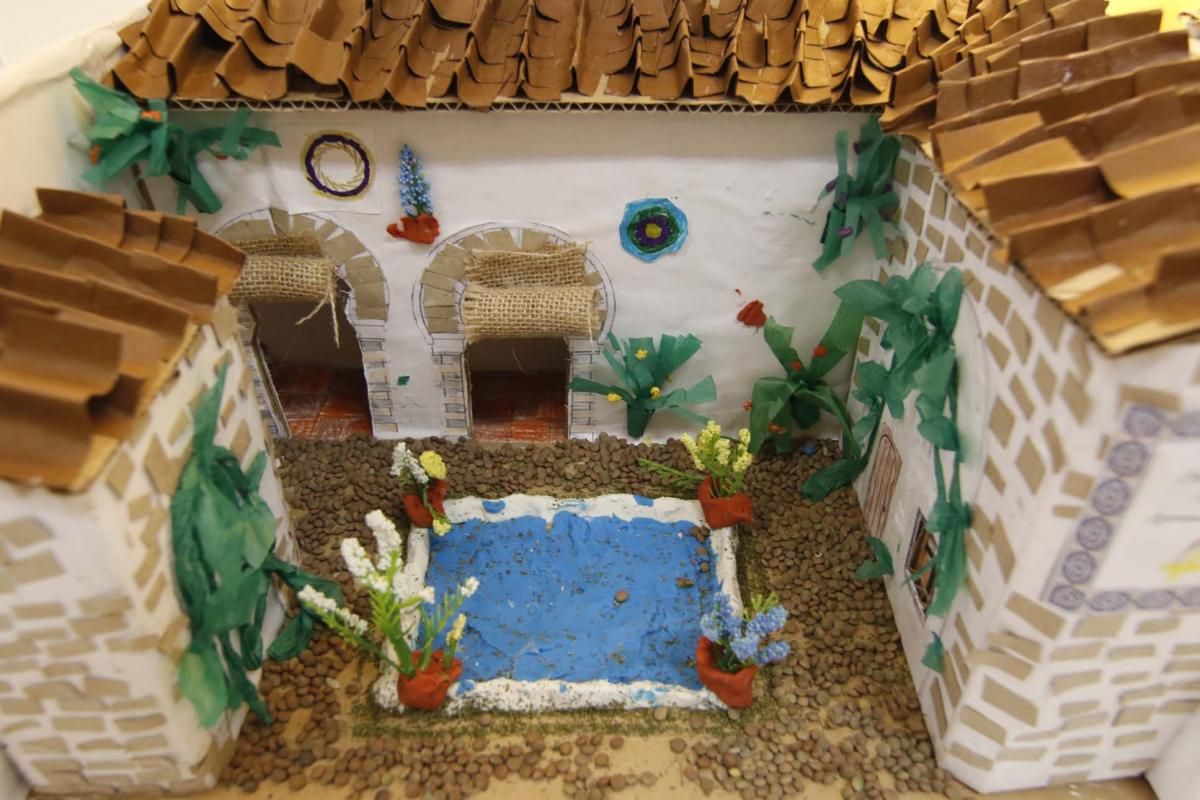 Muestra de escolares sobre patios en miniatura