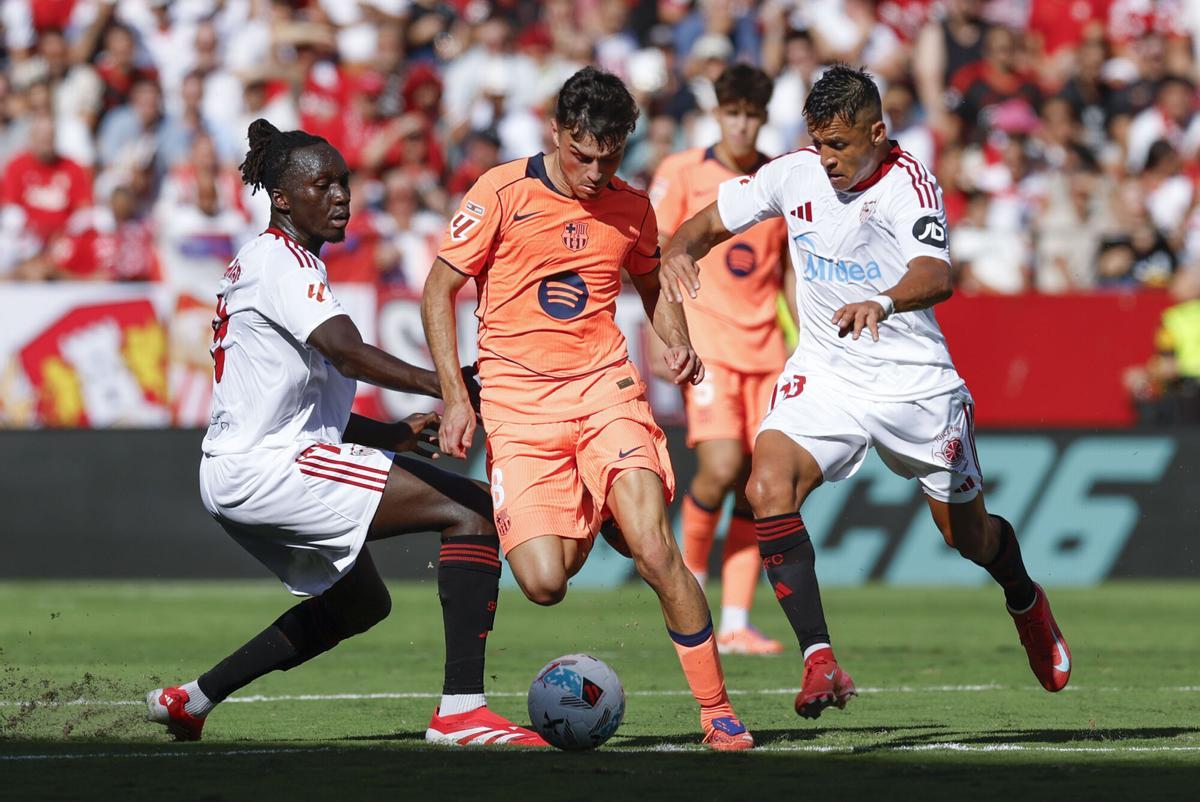 Batista Mendy y Alexis Sánchez intentan robar un balón a Pedri en el Sevilla FC-FC Barcelona de la primera vuelta en el Sánchez-Pizjuán
