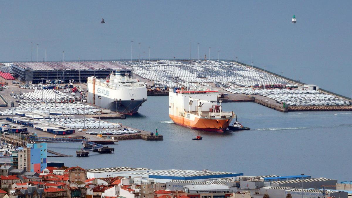 Vista general de la terminal de transbordadores de Bouzas del Puerto de Vigo, con el primer silo de vehículos