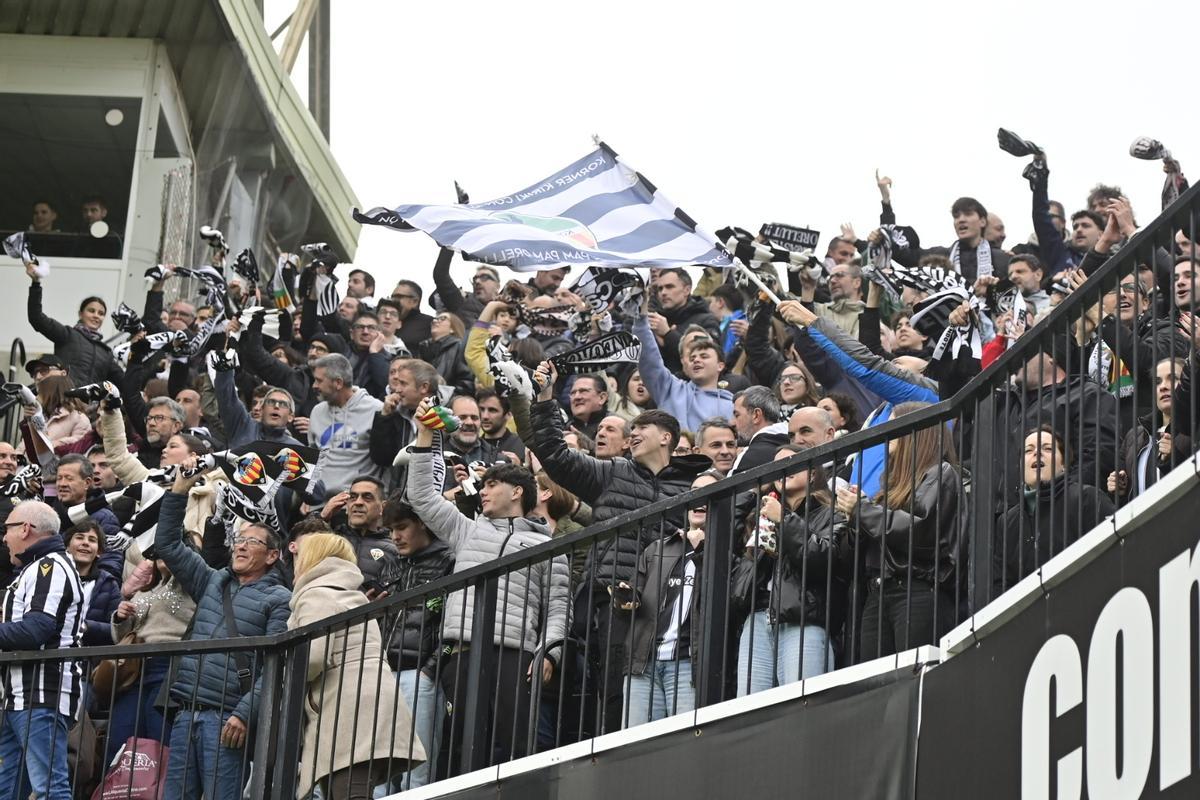 Aficionados del CD Castellón en el SkyFi Castalia.