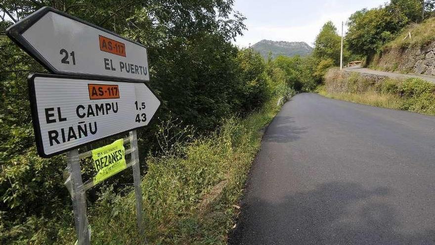 Un tramo de la carretera de Tarna en el que se renovó el pavimento el pasado año.