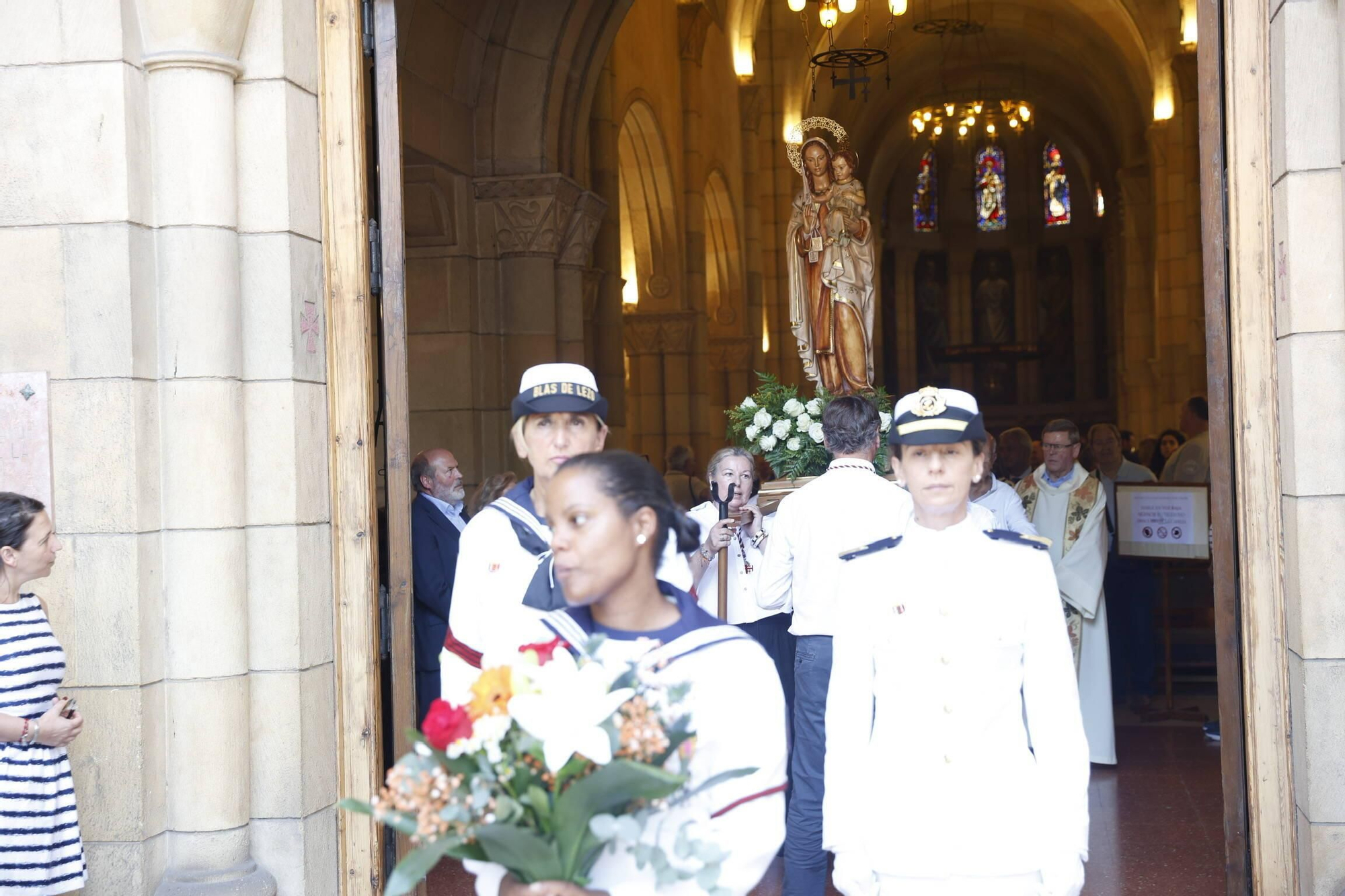 La misa con la Armada y la ofrenda floral del Carmen en Gijón, en imágenes