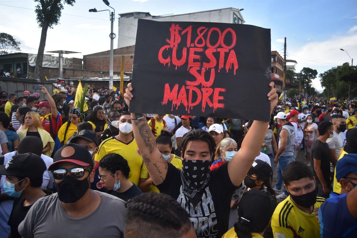 Miles de manifestantes bloquean algunas calles durante una nueva jornada de protestas contra la reforma tributaria, mientras se conmemora el Día Internacional de los Trabajadores, en Cali (Colombia).