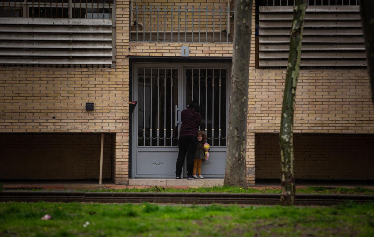 Unas vecinas de Orcasitas entran a su vivienda.