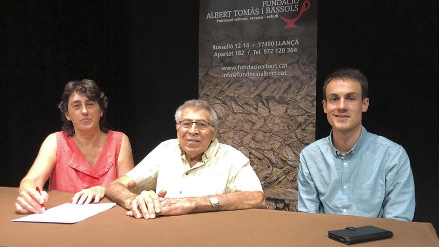 Lliurament del premi en presència d&#039;Albert Tomàs i Bassols, al centre.