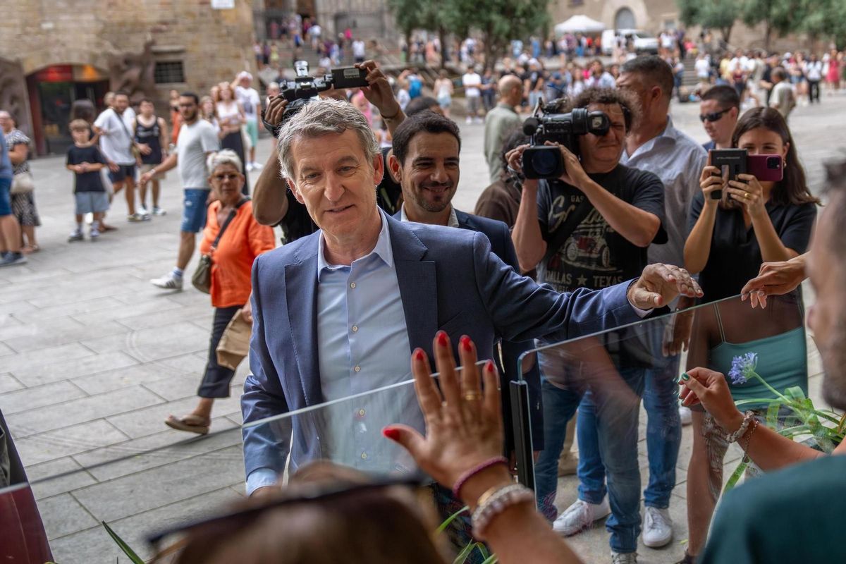 El presidente del PP, Alberto Núñez Feijóo, en una visita a Barcelona.