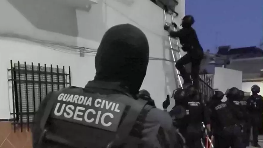 Vídeo | Desarticulada una organización dedicada al contrabando tabaco, tráfico drogas, en la localidad de Ecija